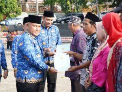 Bupati Lamsel Nanang Ermanto Serahkan Sertifikat Gratis Kepada Masyarakat Penerima Geserbu