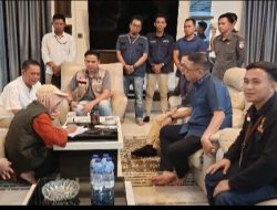 Ketua KPU Way Kanan Saat Melakukan Monitoring Pencoklitan Oleh Pantarlih di Kediaman Wakil Bupati Way kanan