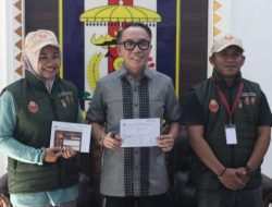 Ketua KPU Kabupaten Way Kanan Refki Dharmawan, SH menyaksikan langsung kegiatan pencoklitan bupati Way Kanan Raden Adipati Surya dan keluarga yang dilaksanakan.oleh petugas Pantarlih, bertempat di rumah dinas bupati