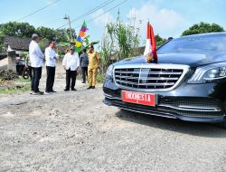 Momen Presiden Jokowi Berhenti Mendadak Cek Jalan Rusak di Lampung Selatan