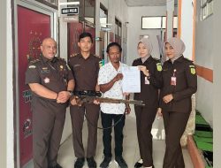 Kejaksaan Negeri Way Kanan Rifki Leksono, pada hari Senin, 1 Juli 2024, telah melaksanakan Pengembalian Barang Bukti kepada 3 korban di tempat berbeda.