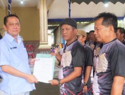 calon Bupati Way Kanan Drs. Ali Rahman, MT  mengukuhkan Tim Laba-Laba Kecamatan Bahuga dan Buay Bahuga, Kabupaten Way Kanan, Selasa (9/7) di Kampung Tulang Bawang.
