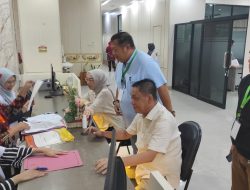 Ali Rahman Calon bupati way kanan dan wakil bupati way kanan ayu asalasiyah  melakukan test kesehatan .