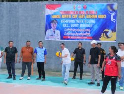 Wakil Bupati Way Kanan Ali Rahman membuka turnamen Bola Voli Wakil Bupati CUP yang di gelar di Kampung Way Agung, Kecamatan Buay Bahuga. Kamis(12/09/2024.