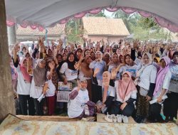 Hari Jelang Penetapan KPU, Balon Wabup Ayu Asalasiyah, S. Ked Kukuhkan Tim Amanah Emak-emak di Kecamatan Rebang Tangkas