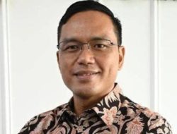 Direktur Utama (Dirut) PT Pertamina (Persero) Simon Aloysius Mantiri membagikan nomor handphone pribadinya agar masyarakat bisa melaporkan jika menemukan kejanggalan pada bahan bakar minyak (BBM).