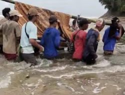 Viral! Kepala Desa Sakit Ditandu Warga Selama 6 Jam, Potret Nestapa Warga Terisolir di Way Haru, Pesisir Barat Lampung