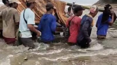 Viral! Kepala Desa Sakit Ditandu Warga Selama 6 Jam, Potret Nestapa Warga Terisolir di Way Haru, Pesisir Barat Lampung