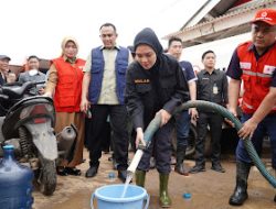 Wulan Mirza Kunjungi Korban Banjir di Panjang, Serahkan Bantuan dan Sampaikan Belasungkawa