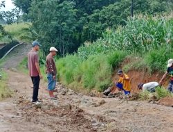 Gotong Royong Dapat Mempercepat Perbaikan Jalan Poros Penghubung Antar Kampung Rantau Jaya Dan Kampung Neki Dan Wilayah Sekitarnya