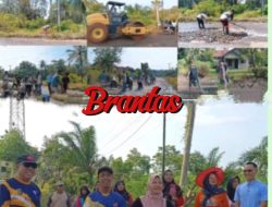 Pemkab Kampung Bandar Dalam Tambal Jalan Sepanjang 4 Km Secara Swadaya