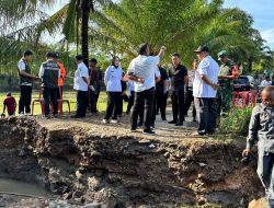 Bupati Way Kanan Ayu Asalasiyah bersama anggota DPRD kab Way kanan tinjau lokasi yg ambruk