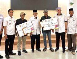 Bupati Pesawaran Serahkan Bantuan Bedah Rumah Layak Sehat dari Baznas untuk Masyarakat Kurang Mampu