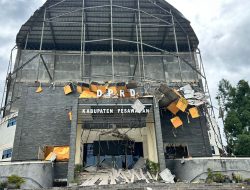 Insiden mengejutkan terjadi di Kantor DPRD Kabupaten Pesawaran. Bagian dinding atas gedung tersebut ambruk,