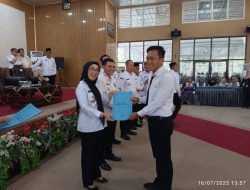 Bupati way kanan ayu asalasiyah S.ked. menghadiri kegiatan penyerahan surat keputusan (SK ) surat pernyataan mepelaksanakan tugas ( SPMT )