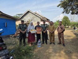 Dandim 0427/Way Kanan Letkol Arm Sigit Windarto, S.Sos., M.Han. Berikan Tali Asih kepada Korban Kebakaran Rumah