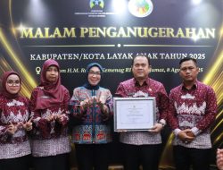 Bupati Ayu Asalasiyah Didampingi Kadis DP3APPKB Way Kanan Andi Oktaviandi Terima Penganugerahan Kabupaten Layak Anak