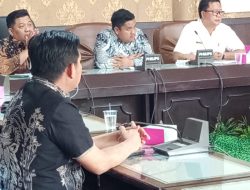 Tanggapi Aspirasi, Pimpinan DPRD Way Kanan Temui Mahasiswa dalam Unjukrasa yang Berakhir Aman dan Damai