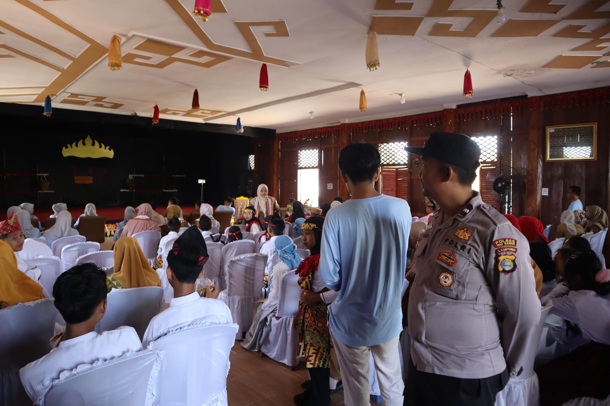 PKD Kabupaten Way Kanan Tahun 2025, Polisi Berikan Pengamanan dan Himbauan di Nuwa Adat