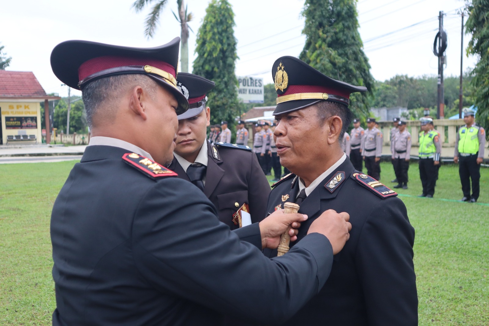 Upacara HKN Tahun 2026, Kapoles Way Kanan Berikan Penganugerahan Tanda Kehormatan Personel