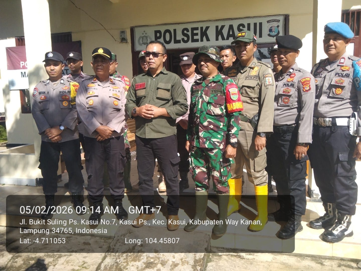 Polsek kasui bersama uspika kecamatan kasui dan masyarakat setempat, Giat bersih bersih di lingkungan Hukum mapolsek kasui