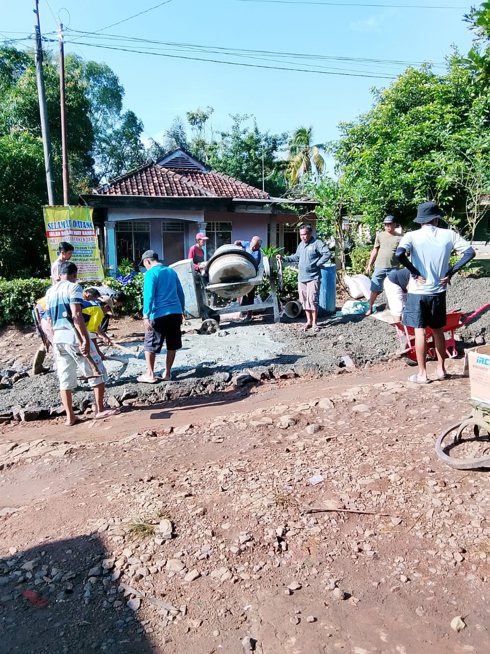 Masarakat dan Sopir Bersatu bergotong Royong perbaikan jalan jalur banjir kasui