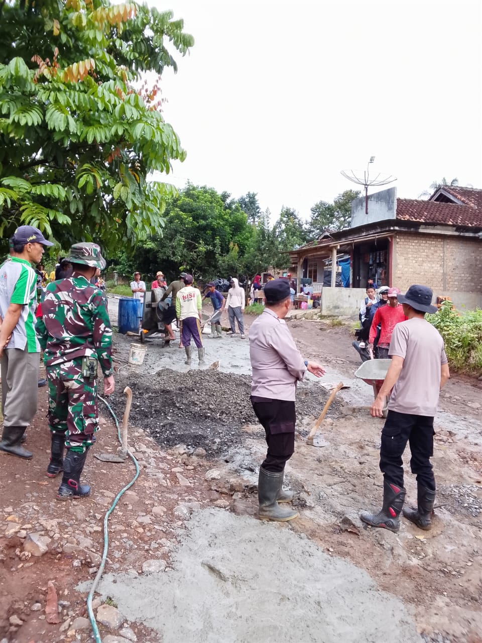 POLSEK kasui,Polda Lampung,Daramil Beserta masyarakat kasui pasar melaksanakan Gotong royong