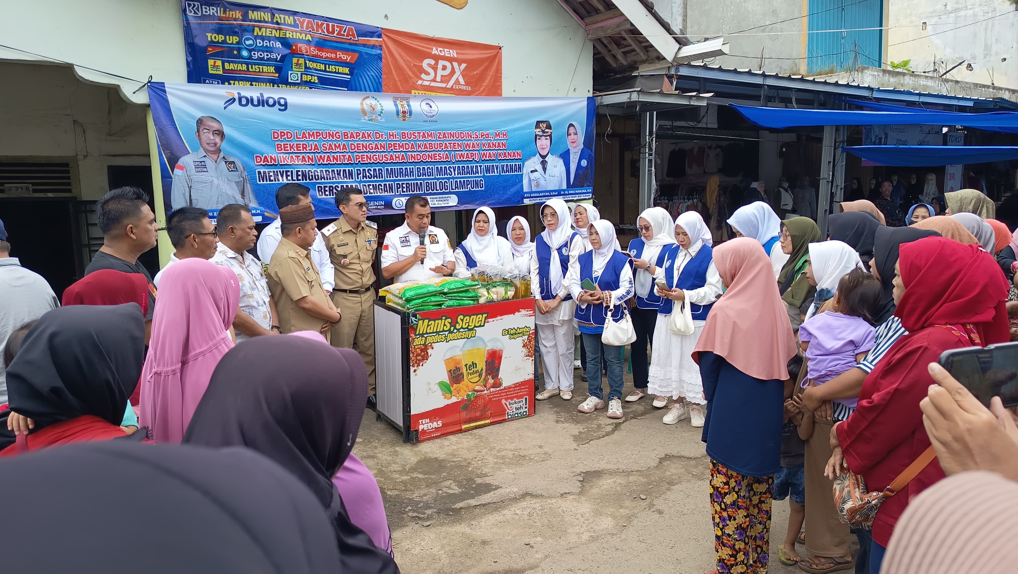 Anggota DPD RI Bustami Zainudin, Pemkab Way Kanan, dan IWAPI Gelar Bazar Pasar Murah di Baradatu