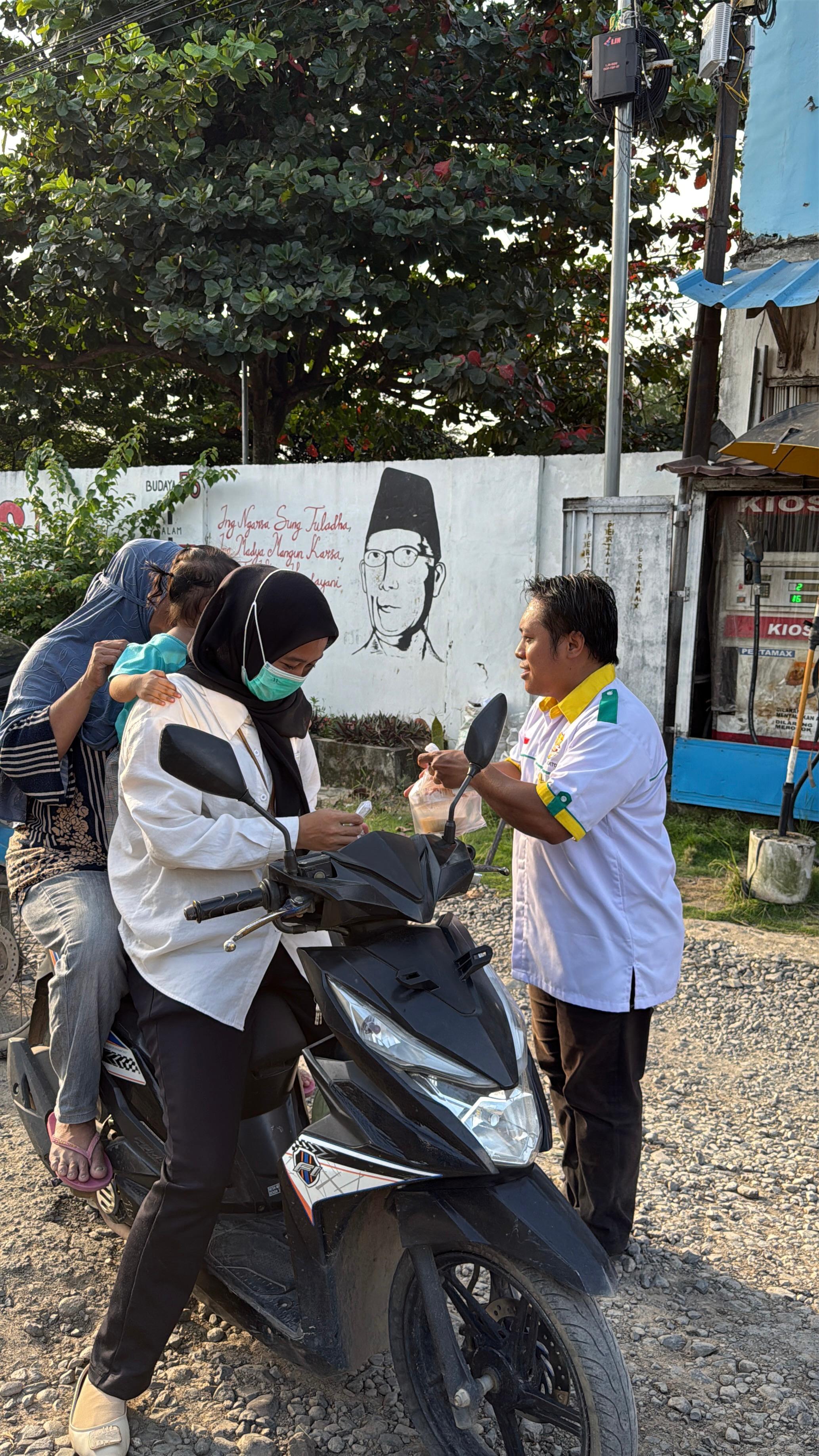 Wujudkan Toleransi, Pemuda dan Umat Katolik Way Kanan Bagikan Takjil di Baradatu