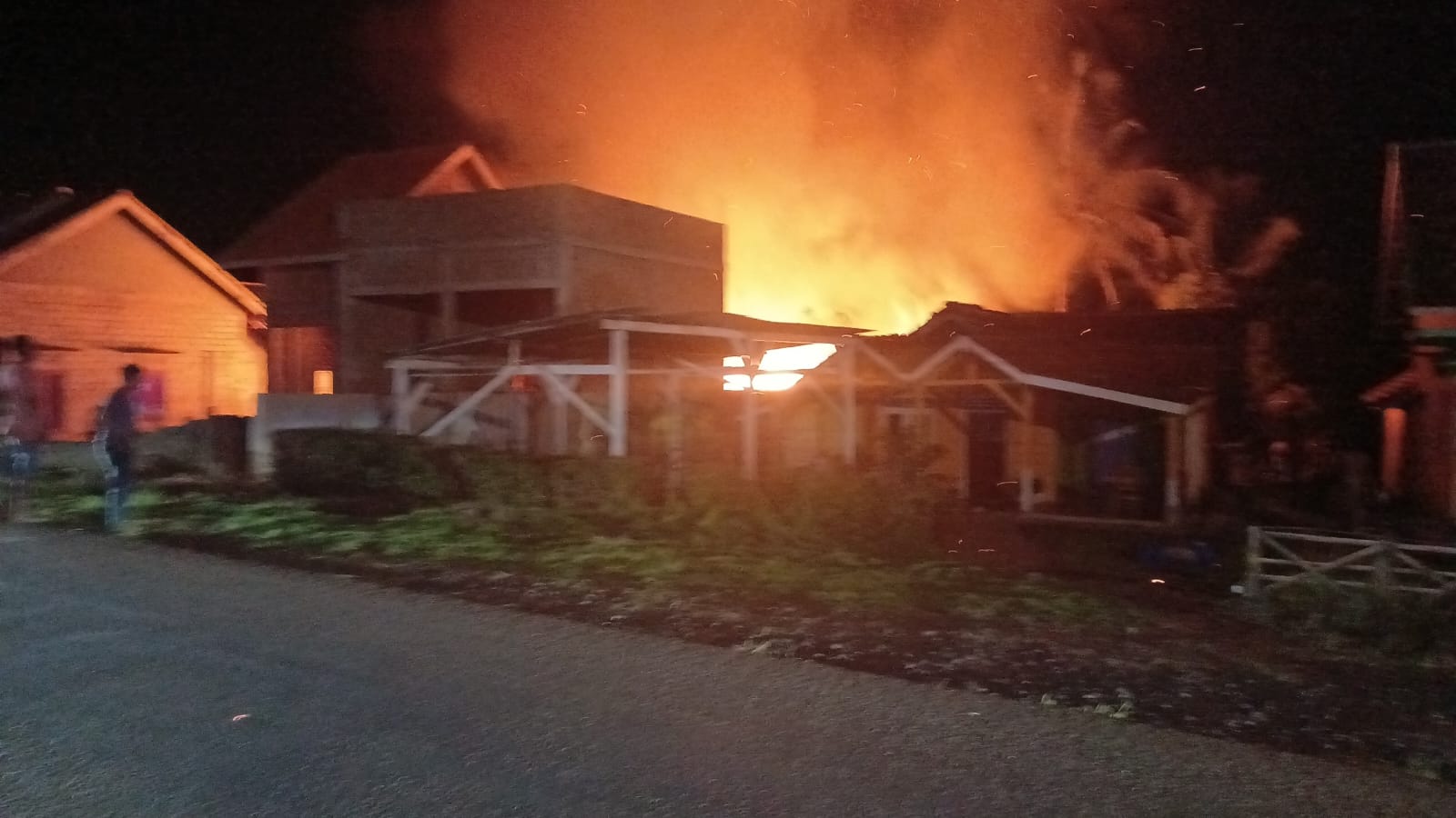 KEBAKARAN MELAHAP SATU UNIT RUMAH DI KAMPUNG BENGKULU, HABIS DIAMUK SIJOGO MERAH.