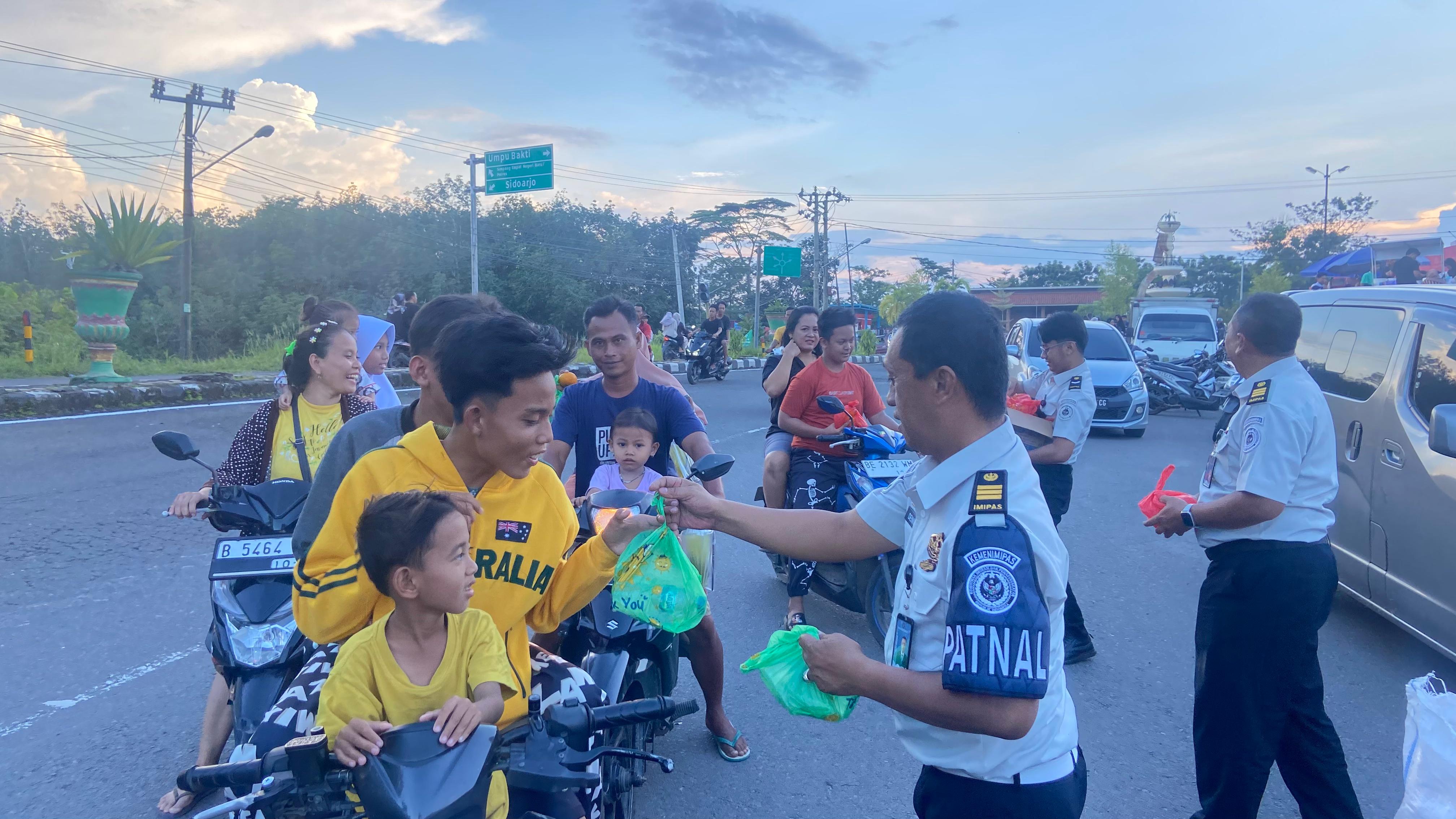Semarak Ramadhan 1447 H, Lapas Way Kanan Bagikan 100 Takjil untuk Masyarakat.