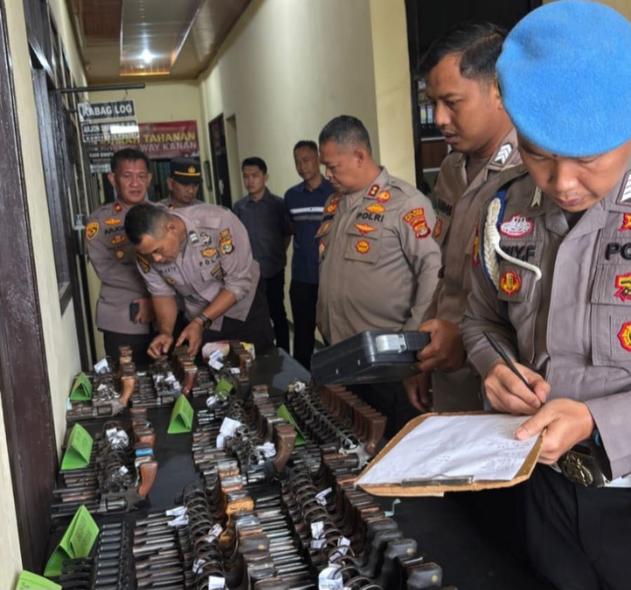 Bidpropam Polda Lampung bersama Biro Logistik Polda Lampung melakukan pemeriksaan senjata api (senpi) organik milik personel Polres Way Kanan