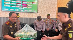 Polres Way Kanan Berikan Surprise Hari Bhakti Adhyaksa ke-66, Perkuat Sinergi dengan Kejaksaan Negeri Way Kanan
