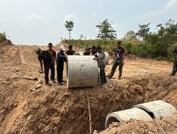 Dukung Kelancaran Pembangunan Jalan, Dan SSK Kapten Inf A. Yani Folsen Tinjau Langsung Pemasangan Gorong-Gorong